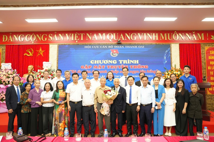 95 NĂM NGỌN LỬA HỒNG: CUỘC GẶP GỠ CỦA NHỮNG "MÀU ÁO XANH" HUYỀN THOẠI- Ảnh 1.