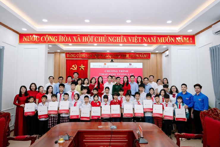 Phúc Lộc: Lan tỏa yêu thương qua chương trình "Thắp sáng tương lai"- Ảnh 9.