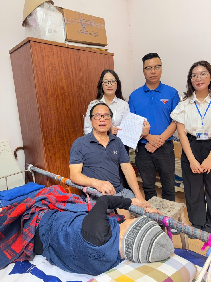 Chi nhánh số 01: Hỗ trợ TTHC cho công dân 96 tuổi tại nơi cư trú- Ảnh 2.