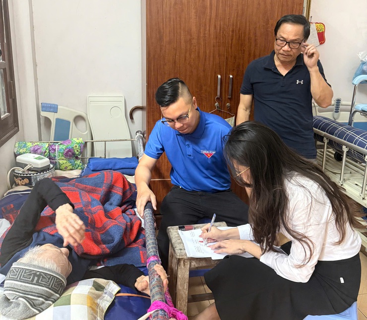 Chi nhánh số 01: Hỗ trợ TTHC cho công dân 96 tuổi tại nơi cư trú- Ảnh 1.