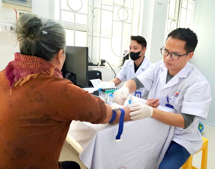 Hà Nội đẩy mạnh hợp tác y tế: Bệnh viện kết nối trạm y tế, người dân nhận lợi ích kép- Ảnh 1.