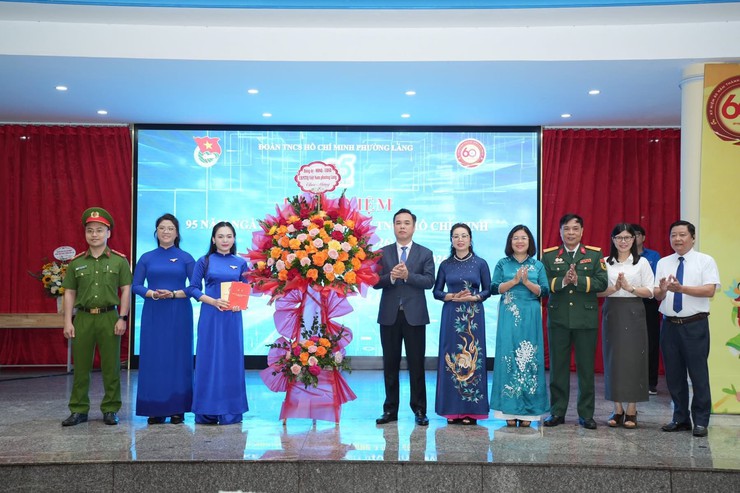 ĐOÀN PHƯỜNG LÁNG TỔ CHỨC LỄ KỶ NIỆM 95 NĂM NGÀY THÀNH LẬP ĐOÀN TNCS HỒ CHÍ MINH VÀ KẾT NẠP ĐOÀN VIÊN MỚI NĂM 2026- Ảnh 1.