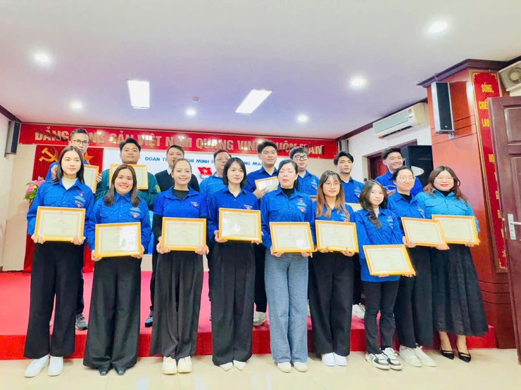 VINH DỰ ĐÓN NHẬN GIẤY KHEN - NIỀM TỰ HÀO CỦA CHI ĐOÀN TRƯỜNG MẦM NON THỊNH LIỆT  - Ảnh 1.