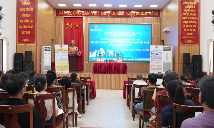 Thuế cơ sở 12 thành phố Hà Nội triển khai tháng cao điểm hỗ trợ hộ, cá nhân kinh doanh thực hiện kê khai thuế trên địa bàn xã Bát Tràng- Ảnh 1.