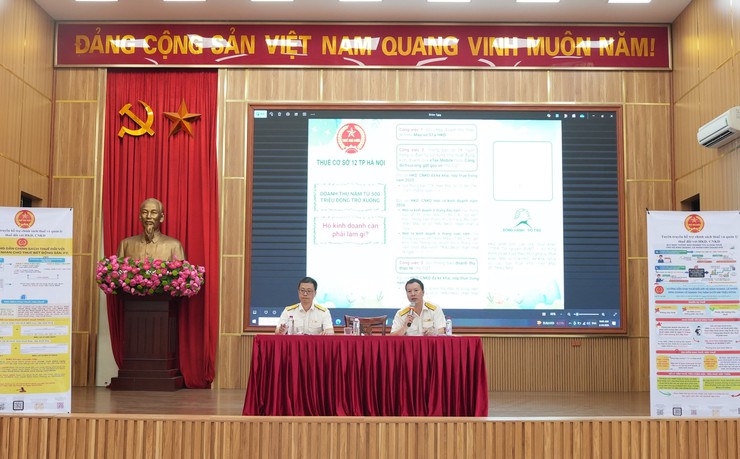 Thuế cơ sở 12 thành phố Hà Nội triển khai tháng cao điểm hỗ trợ hộ, cá nhân kinh doanh thực hiện kê khai thuế trên địa bàn xã Bát Tràng- Ảnh 3.