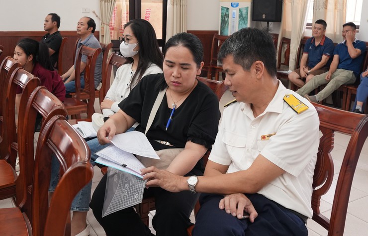 Thuế cơ sở 12 thành phố Hà Nội triển khai tháng cao điểm hỗ trợ hộ, cá nhân kinh doanh thực hiện kê khai thuế trên địa bàn xã Bát Tràng- Ảnh 7.