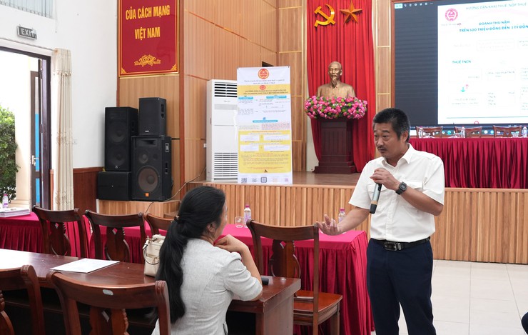 Thuế cơ sở 12 thành phố Hà Nội triển khai tháng cao điểm hỗ trợ hộ, cá nhân kinh doanh thực hiện kê khai thuế trên địa bàn xã Bát Tràng- Ảnh 6.