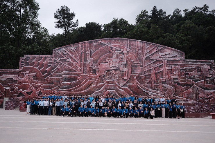 Trung tâm Phục vụ hành chính công Hà Nội 
tổ chức Chương trình “Về nguồn - Dâng hương Đền Sóc”- Ảnh 1.