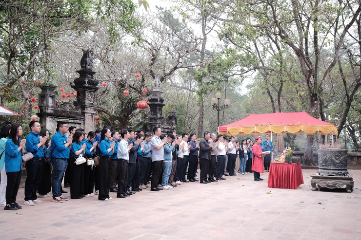 Trung tâm Phục vụ hành chính công Hà Nội 
tổ chức Chương trình “Về nguồn - Dâng hương Đền Sóc”- Ảnh 2.