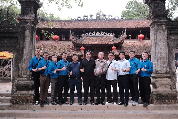 Trung tâm Phục vụ hành chính công Hà Nội 
tổ chức Chương trình “Về nguồn - Dâng hương Đền Sóc”- Ảnh 3.