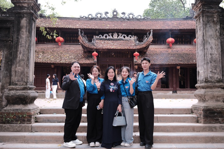 Trung tâm Phục vụ hành chính công Hà Nội 
tổ chức Chương trình “Về nguồn - Dâng hương Đền Sóc”- Ảnh 9.