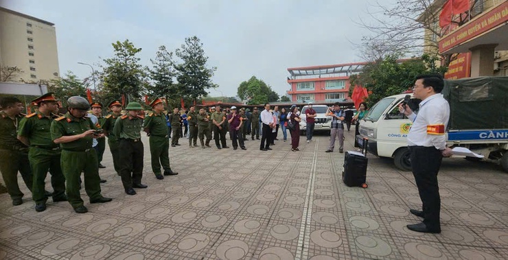 UBND phường Đông Ngạc tổ chức cưỡng chế kiểm đếm bắt buộc thực hiện dự án xây dựng đường Tây Thăng Long- Ảnh 1.