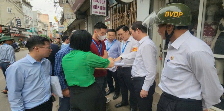 UBND phường Đông Ngạc tổ chức cưỡng chế kiểm đếm bắt buộc thực hiện dự án xây dựng đường Tây Thăng Long- Ảnh 4.