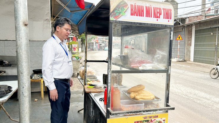 Đoàn kiểm tra liên ngành của UBND xã kiểm tra ATTP tại các cơ sở kinh doanh, dịch vụ ăn uống- Ảnh 2.