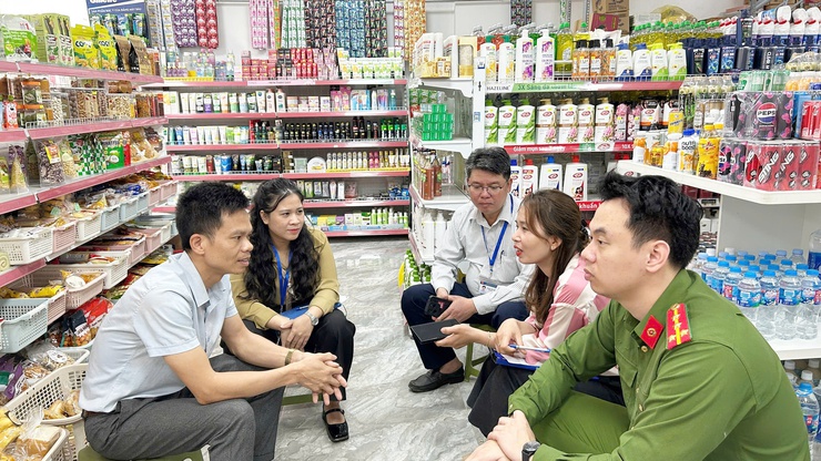 Đoàn kiểm tra liên ngành của UBND xã kiểm tra ATTP tại các cơ sở kinh doanh, dịch vụ ăn uống- Ảnh 5.