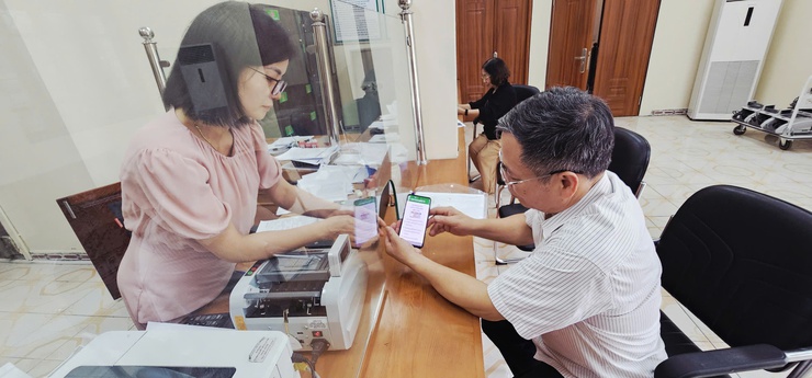 Khách hàng vay vốn tại Phòng giao dịch NHCSXH Sơn Tây - Mở tài khoản nhận tiền vay, nói không với tiền mặt- Ảnh 1.