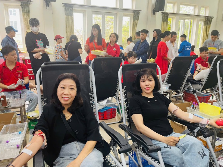 "MỖI GIỌT MÁU CHO ĐI- MỘT TẤM LÒNG Ở LẠI" CỦA ĐOÀN VIÊN CÔNG ĐOÀN TRƯỜNG MẦM NON HOA MAI.- Ảnh 2.