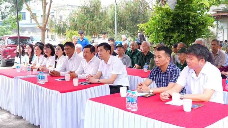 CHƯƠNG TRÌNH KHÁM BỆNH, CẤP PHÁT THUỐC, CẮT TÓC MIỄN PHÍ CHO NGƯỜI CÓ CÔNG- Ảnh 7.