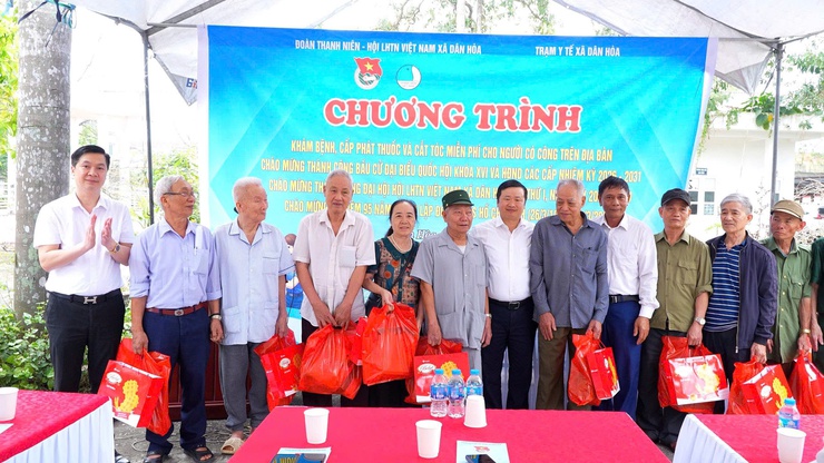 CHƯƠNG TRÌNH KHÁM BỆNH, CẤP PHÁT THUỐC, CẮT TÓC MIỄN PHÍ CHO NGƯỜI CÓ CÔNG- Ảnh 2.