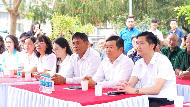 CHƯƠNG TRÌNH KHÁM BỆNH, CẤP PHÁT THUỐC, CẮT TÓC MIỄN PHÍ CHO NGƯỜI CÓ CÔNG- Ảnh 6.