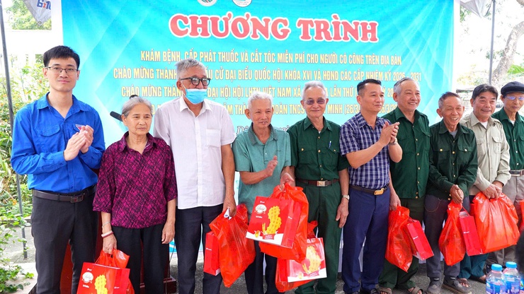 CHƯƠNG TRÌNH KHÁM BỆNH, CẤP PHÁT THUỐC, CẮT TÓC MIỄN PHÍ CHO NGƯỜI CÓ CÔNG- Ảnh 3.