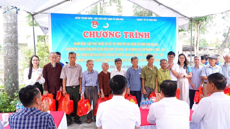 CHƯƠNG TRÌNH KHÁM BỆNH, CẤP PHÁT THUỐC, CẮT TÓC MIỄN PHÍ CHO NGƯỜI CÓ CÔNG- Ảnh 4.