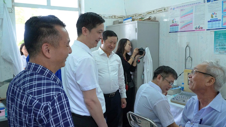 CHƯƠNG TRÌNH KHÁM BỆNH, CẤP PHÁT THUỐC, CẮT TÓC MIỄN PHÍ CHO NGƯỜI CÓ CÔNG- Ảnh 9.