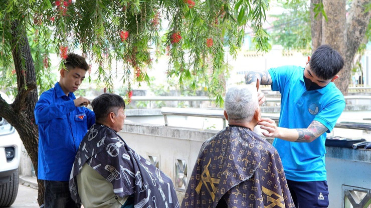 CHƯƠNG TRÌNH KHÁM BỆNH, CẤP PHÁT THUỐC, CẮT TÓC MIỄN PHÍ CHO NGƯỜI CÓ CÔNG- Ảnh 11.