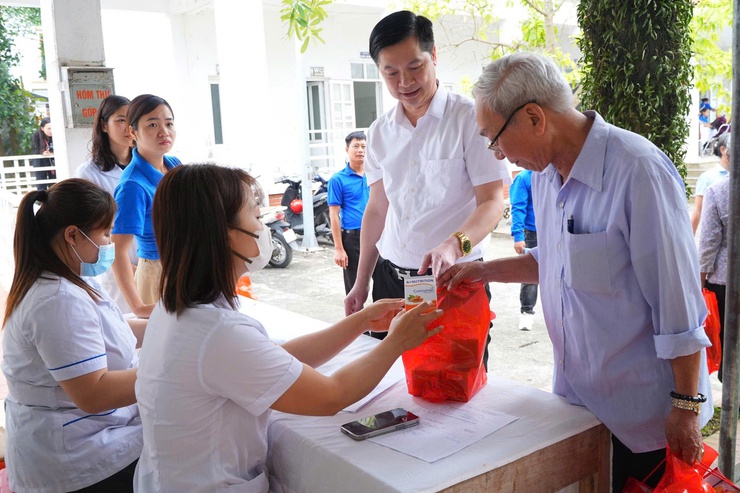CHƯƠNG TRÌNH KHÁM BỆNH, CẤP PHÁT THUỐC, CẮT TÓC MIỄN PHÍ CHO NGƯỜI CÓ CÔNG- Ảnh 10.