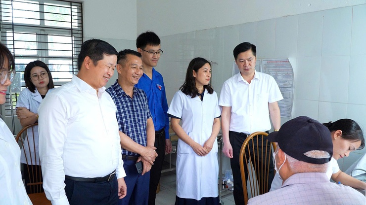 CHƯƠNG TRÌNH KHÁM BỆNH, CẤP PHÁT THUỐC, CẮT TÓC MIỄN PHÍ CHO NGƯỜI CÓ CÔNG- Ảnh 8.