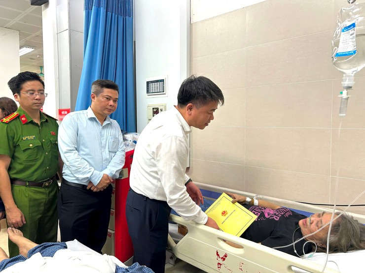 Lãnh đạo phường Hoàng Mai thăm hỏi, động viên các nạn nhân vụ cháy ở phố Lĩnh Nam- Ảnh 2.