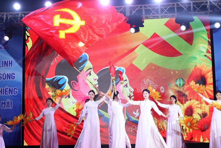 Thắp lửa lý tưởng - Tuổi trẻ Mê Linh tỏa sáng trong đêm nghệ thuật ý nghĩa- Ảnh 4.