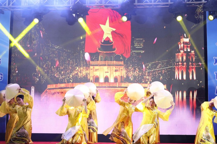 Thắp lửa lý tưởng - Tuổi trẻ Mê Linh tỏa sáng trong đêm nghệ thuật ý nghĩa- Ảnh 5.