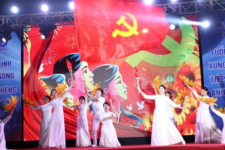 Thắp lửa lý tưởng - Tuổi trẻ Mê Linh tỏa sáng trong đêm nghệ thuật ý nghĩa- Ảnh 6.