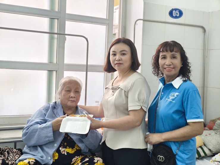 LAN TỎA YÊU THƯƠNG – SUẤT ĂN NGHĨA TÌNH TẠI BỆNH VIỆN ĐA KHOA ĐỐNG ĐA- Ảnh 2.