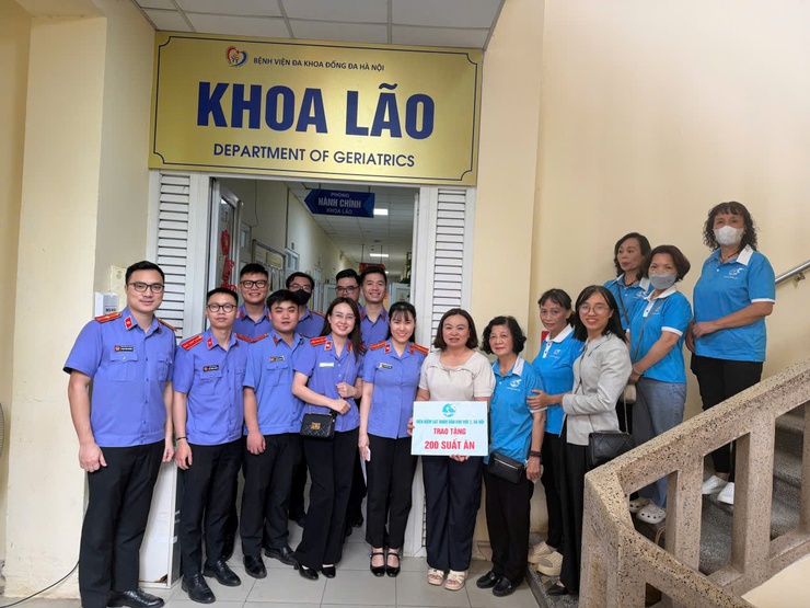 LAN TỎA YÊU THƯƠNG – SUẤT ĂN NGHĨA TÌNH TẠI BỆNH VIỆN ĐA KHOA ĐỐNG ĐA- Ảnh 1.