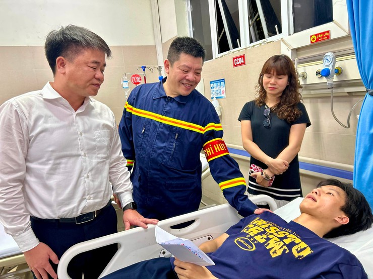 Lãnh đạo phường Hoàng Mai thăm hỏi, động viên các nạn nhân vụ cháy ở phố Lĩnh Nam- Ảnh 3.