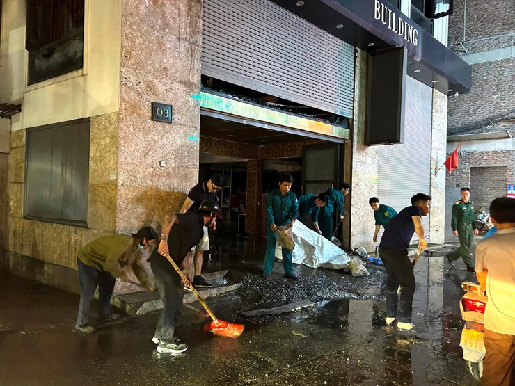 Lãnh đạo phường Hoàng Mai thăm hỏi, động viên các nạn nhân vụ cháy ở phố Lĩnh Nam- Ảnh 5.