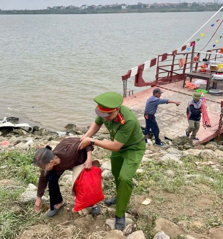 Công an xã Hồng Vân đảm bảo an ninh trật tự Lễ hội Đền Đại Lộ- Ảnh 2.