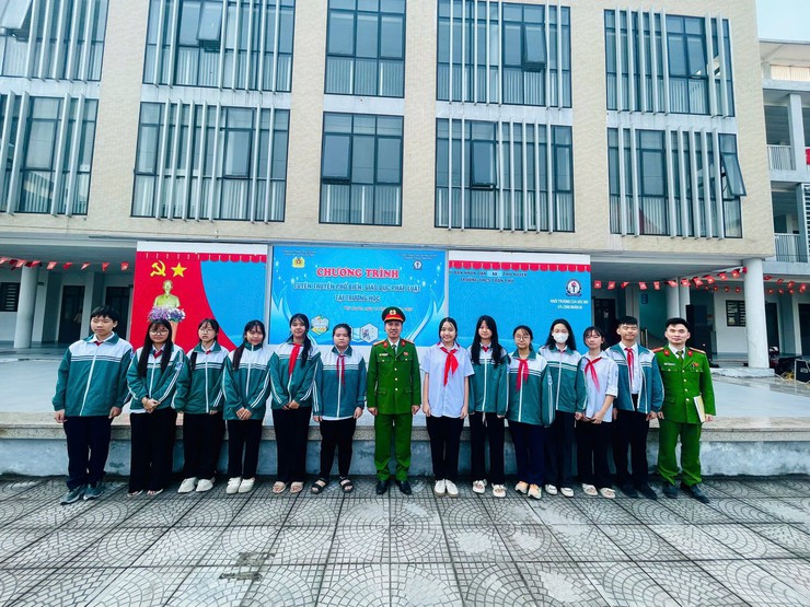 Tuyên truyền phổ biến kiến thức pháp luật về trật tự an toàn giao thông trong các cơ sở giáo dục trên địa bàn xã Phú Xuyên- Ảnh 2.