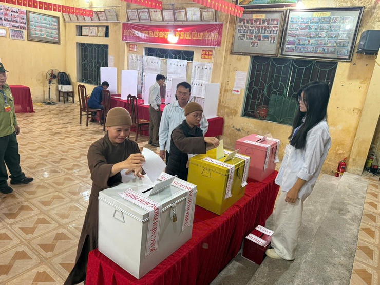 CÔNG AN XÃ XUÂN MAI GẮN KẾT TÔN GIÁO, TẬN TÂM VỚI NGƯỜI CAO TUỔI HƯỚNG TỚI NGÀY HỘI NON SÔNG- Ảnh 2.