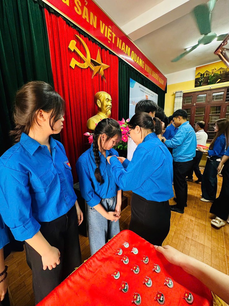 Trường THCS Văn Võ đã long trọng tổ chức lớp học cảm tình đoàn và Lễ kết nạp Đoàn Viên mới- Ảnh 3.