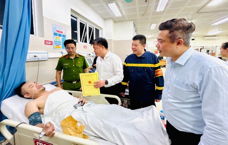 Lãnh đạo phường Hoàng Mai thăm hỏi, động viên các nạn nhân vụ cháy ở phố Lĩnh Nam- Ảnh 1.