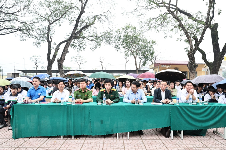 ĐOÀN THANH NIÊN XÃ HOÀ XÁ ĐỒNG HÀNH CÙNG THANH NIÊN TRONG CHƯƠNG TRÌNH TƯ VẤN HƯỚNG NGHIỆP NĂM 2026- Ảnh 1.