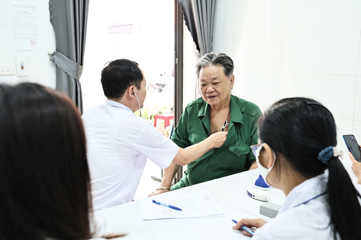 XÃ HOÀ XÁ ẤM ÁP NGHĨA TÌNH TỪ CHƯƠNG TRÌNH KHÁM SỨC KHỎE TÌNH NGUYỆN – LAN TỎA SỰ QUAN TÂM CỦA CẤP ỦY, CHÍNH QUYỀN- Ảnh 4.