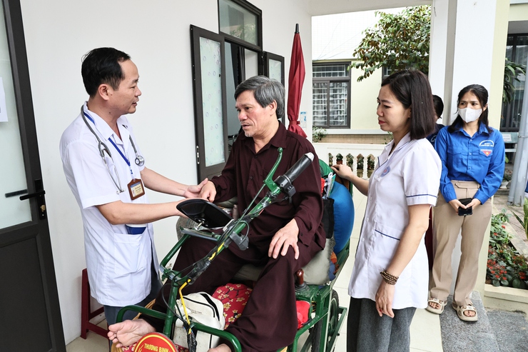 XÃ HOÀ XÁ ẤM ÁP NGHĨA TÌNH TỪ CHƯƠNG TRÌNH KHÁM SỨC KHỎE TÌNH NGUYỆN – LAN TỎA SỰ QUAN TÂM CỦA CẤP ỦY, CHÍNH QUYỀN- Ảnh 3.