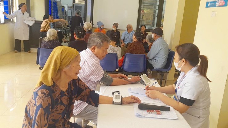 Trạm y tế xã Quảng Bị: Khám sức khỏe cho người cao tuổi các thôn trên địa bàn xã

- Ảnh 2.