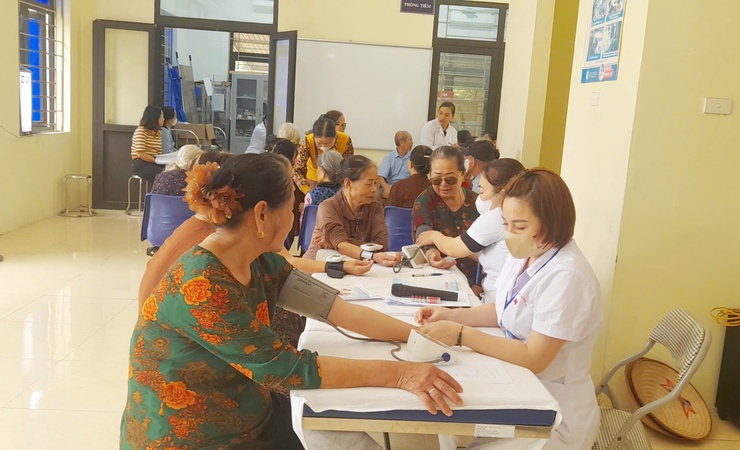 Trạm y tế xã Quảng Bị: Khám sức khỏe cho người cao tuổi các thôn trên địa bàn xã

- Ảnh 3.