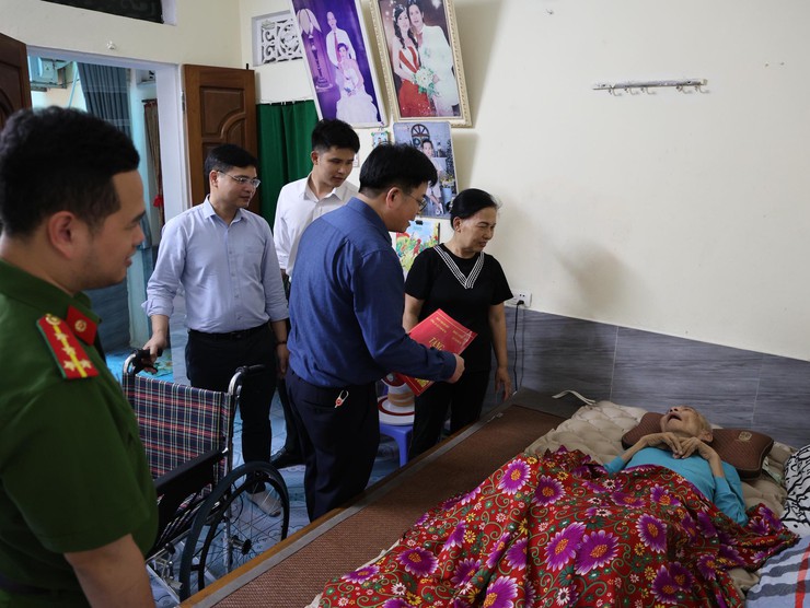 Tam Hưng: Trao tặng xe lăn cho người hoạt động kháng chiến nhiễm chất độc hoá học- Ảnh 2.