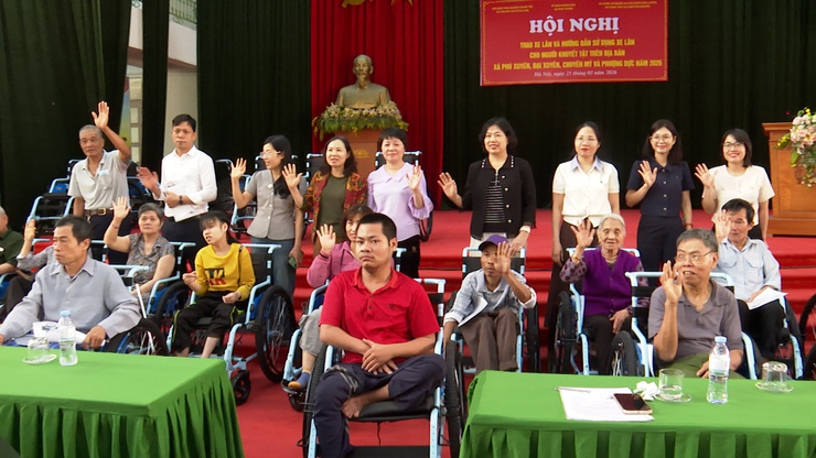 Hội nghị trao xe lăn và hướng dẫn sử dụng xe lăn cho người khuyết tật trên địa bàn 4 xã Phú Xuyên, Đại Xuyên, Chuyên Mỹ và Phượng Dực.- Ảnh 5.